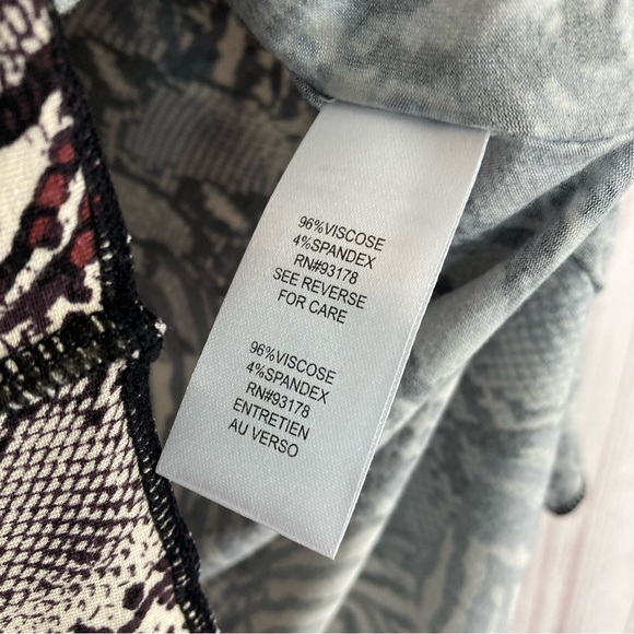 Tahari Women’s M Medium Long Sleeve Top All Over Animal Print Knit Top Stretch - Picture 4 of 8